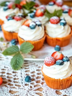 Beyaz arka planda taze çilek ve yaban mersinli Lezzetli Kek 'in yakın plan çekimi.