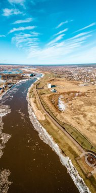 Güneşli bahar gününde Jelgava (Mitava Sarayı), Lielupe Nehri ve 