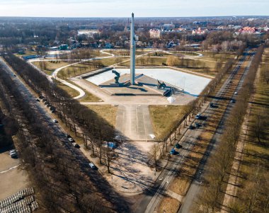Riga 'daki Sovyet Ordusu için 2. Dünya Savaşı Zafer Anıtı. Riga, Letonya 'daki zafer parkı. Zafer anıtı. Yukarıdan bak. Şehrin Panoraması.