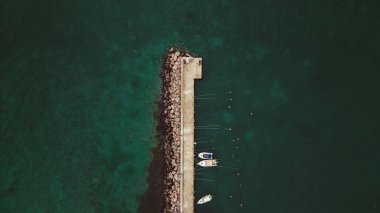 Yunanistan 'da bir rıhtıma demirleyen tekneler, İHA' dan turkuaz suya kadar görüş. Yaz Tatili Konsepti