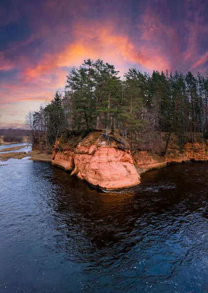 Sandsteinfelsen Gauja Nationalpark Lettland Ruhige Landschaft Mit Dem Fluss Salaca — Stockfoto