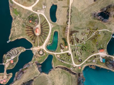 Christ the Kings Mount Aglona Gölü kıyısında yer almaktadır. Heykel parkı, Yüce İsa 'nın anısına kutsal bir yer olarak yaratıldı. Letonya 'da hava aracı Panoraması