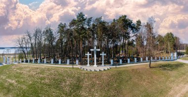 Aglona, Letonya - 11.04.2021: Aglona Roma Katolik Bazilikası 'nın beyaz haçları Hava Aracı Panoraması. Letonya 'daki en önemli Katolik ruhani merkezlerinden biri.