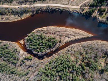 Gauja Ulusal Parkı, Letonya. Cesis belediyesi yakınlarındaki Gauja nehri ile insansız hava aracından huzurlu bir manzara.