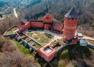 Letonya, Sigulda 'daki Turaida Kalesi üzerinde hava aracı görüntüsü, Letonya' nın en popüler yeri Gauja Ulusal Parkı