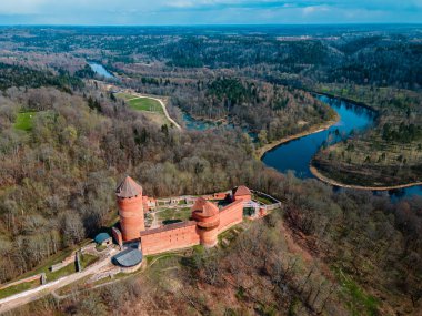 Letonya, Sigulda 'daki Turaida Kalesi üzerinde hava aracı görüntüsü, Letonya' nın en popüler yeri Gauja Ulusal Parkı