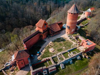 Letonya, Sigulda 'daki Turaida Kalesi üzerinde hava aracı görüntüsü, Letonya' nın en popüler yeri Gauja Ulusal Parkı