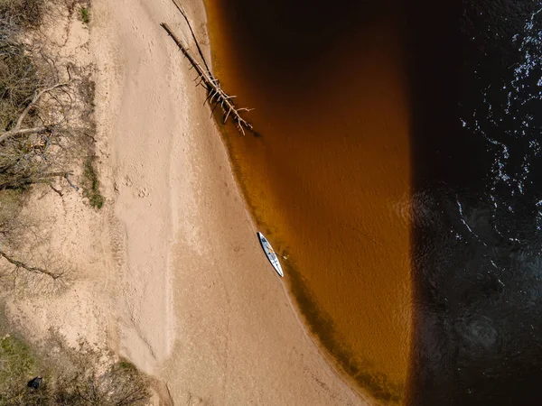 Profesyonel SUP ya da İHA 'nın kumlu sahil manzaralı nehir kıyısında kürek tahtası.. 