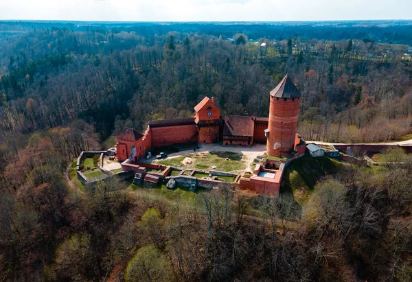 Letonya, Sigulda 'daki Turaida Kalesi üzerinde hava aracı görüntüsü, Letonya' nın en popüler yeri Gauja Ulusal Parkı