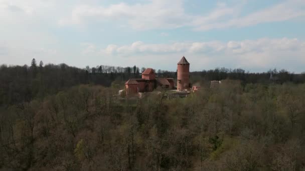 Aerial drone Widok na zamek Turaida w Sigulda, Łotwa, Najbardziej popularne miejsce na Łotwie Park Narodowy Gauja — Wideo stockowe