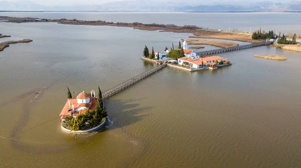Yunanistan 'ın Porto Lagos kentindeki Vistonida Gölü üzerindeki Agios Nikolaos Manastırı üzerindeki hava aracı görüntüsü