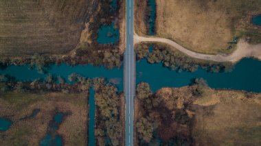 Nehir üzerindeki köprüde hava görüntüsü