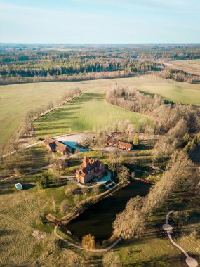 Ortaçağ şatosunun insansız hava aracı görüntüsü. Letonya 'daki Jaunmokas Sarayı