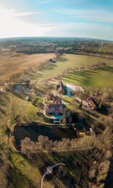Ortaçağ şatosunun insansız hava aracı görüntüsü. Letonya 'daki Jaunmokas Sarayı