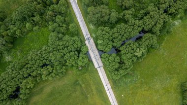 Nehir üzerindeki köprüde hava görüntüsü