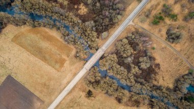 Nehir üzerindeki köprüde hava görüntüsü