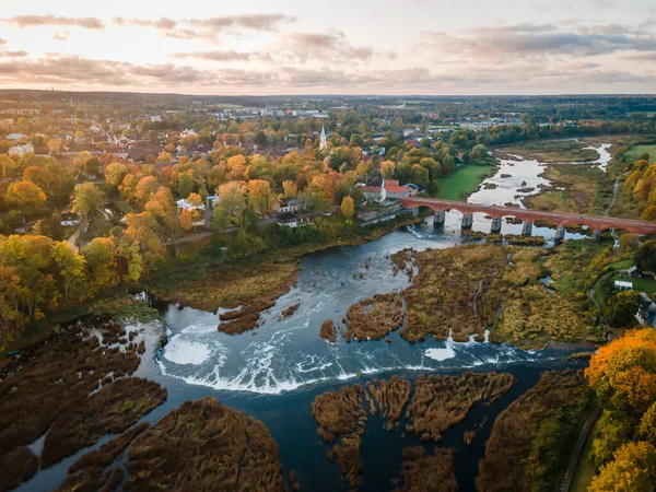 Venta Rapid Şelalesi, Avrupa 'nın en geniş şelalesi, Kuldiga, Letonya. Yukarıdan yakalanmış.