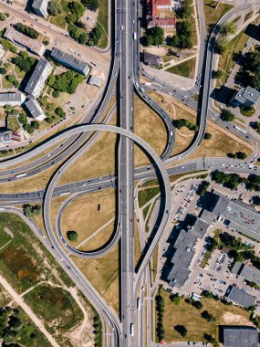 Güney köprüsünün yukarıdan aşağı görüntüsü (Dienvidu eğikliği). Avrupa 'daki Capilat şehri Letonya Riga