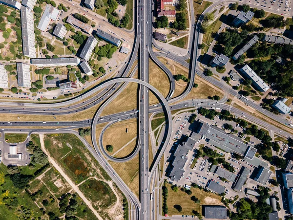 Güney köprüsünün yukarıdan aşağı görüntüsü (Dienvidu eğikliği). Avrupa 'daki Capilat şehri Letonya Riga