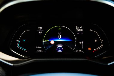 Renault Clio, Fransız otomobil üreticisi Renault tarafından üretilen bir mini otomobildir. 5. nesil E-teknoloji hibrit araba.