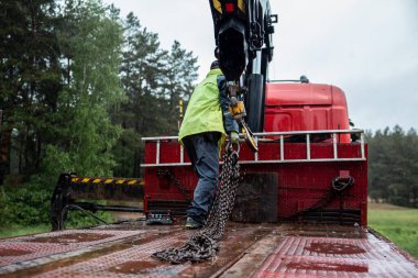 İş ceketli bir adam şantiyede çalışıyor.