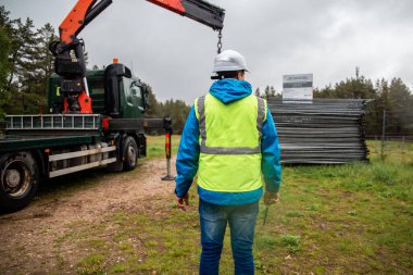 Siluet İnşaat işçileri inşaat alanında inşaat işçisi