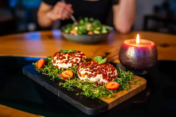 Queso Vegano Sobre Madera Adornado Con Fresas Microverduras Tomates Secados — Foto de Stock