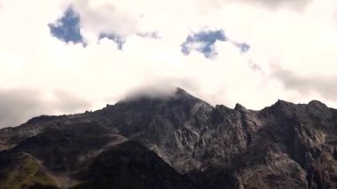 Shani Dağı 'ndaki bulutların zamanı. Stepantsminda, eski adıyla Kazbegi, Gürcistan 'ın Mtskheta-Mtianeti bölgesinde bir kasabadır.. 