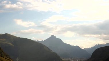 Gürcistan dağları, Kazbek Dağı, Gergeti stepantsminda.