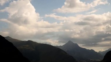 Gürcistan dağları, Kazbek Dağı, Gergeti stepantsminda.