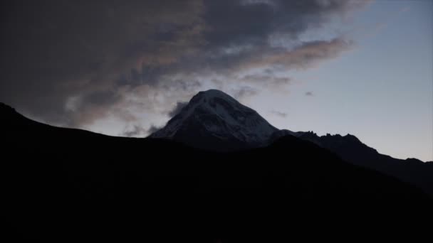 Zeitraffer Von Mount Kazbek Schnee Bedeckt Sommer Stepantsminda Gergeti Georgien — Stockvideo