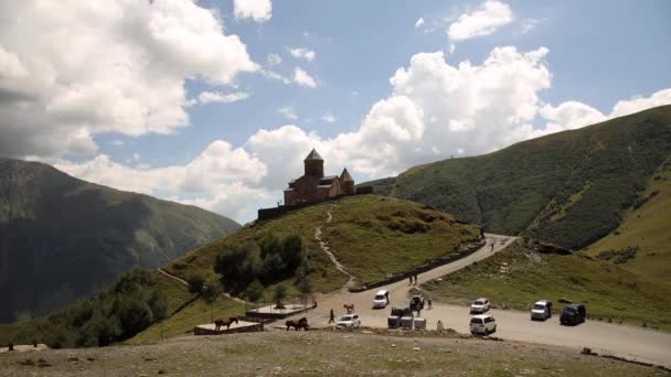 Timelapse Gergeti Trinity Church Caucasus Mountains Kazbegi Stephantsminda Georgia — Vídeos de Stock