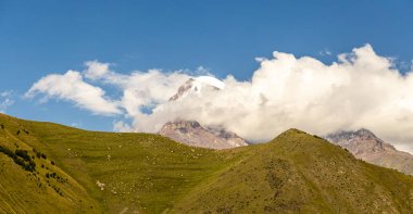 Kafkas dağlarındaki Kazbek Dağı 'nın panorama manzarası. Kafkas, Gürcistan