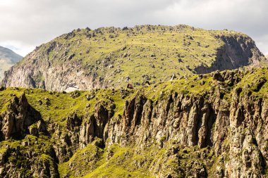 Georgia Dağları 'ndaki kayalık bir tepede kulübe. 