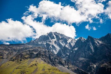 Gürcistan 'ın güzel dağlarının manzarası. Shani Dağı, Gürcistan sınırındaki Stepantsminda Kazbegi yakınlarındaki İngushetia 'nın en yüksek dağıdır.. 