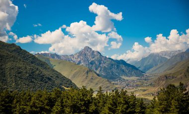 Gürcistan 'ın güzel dağlarının manzarası. Shani Dağı, Gürcistan sınırındaki Stepantsminda Kazbegi yakınlarındaki İngushetia 'nın en yüksek dağıdır.. 
