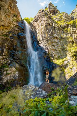 Gveleti su birikintisi, Stepantsminda kasabası, Kafkasya Dağları, Kuzey Georgia