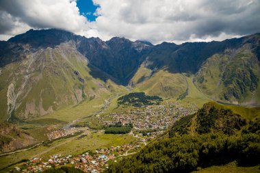 Gürcistan 'ın Kazbegi kentindeki Gergeti Trinity Kilisesi' nden (Tsminda Sameba) Shani Dağı 'na bakın. Gergeti köyünün yakınındaki kilise, yazın Kazbegi Dağı 'nın altında. 