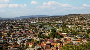 Tbilisi şehir panoraması. Eski şehir, yeni yaz Rike park, nehir Kura, Avrupa Meydanı ve barış Köprüsü