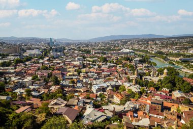 Tbilisi şehir panoraması. Eski şehir, yeni yaz Rike park, nehir Kura, Avrupa Meydanı ve barış Köprüsü