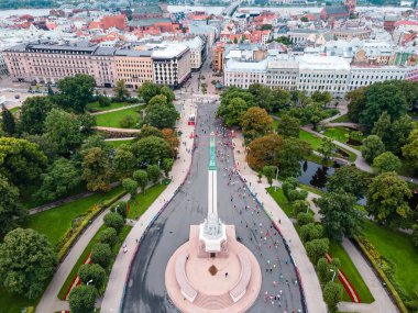İHA 'dan Riga Maratonu' na hava görüntüsü. Özgürlük Heykeli Milda yakınlarında maraton koşusuna başlayan bir kalabalık.