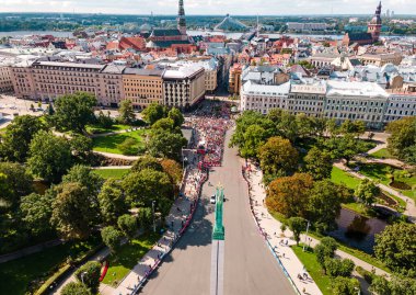 İHA 'dan Riga Maratonu' na hava görüntüsü. Özgürlük Heykeli Milda yakınlarında maraton koşusuna başlayan bir kalabalık.