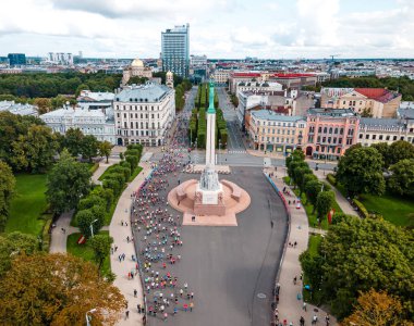 İHA 'dan Riga Maratonu' na hava görüntüsü. Özgürlük Heykeli Milda yakınlarında maraton koşusuna başlayan bir kalabalık.