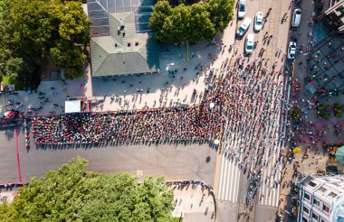 Yüzlerce koşucu maratona hazırlanıyor. Riga maratonuna başlıyorum. İnsansız hava aracının yukarıdan aşağıya görüntüsü.
