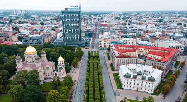 Воздушный вид с беспилотника на Рижский марафон Толпа бегущих возле православной церкви в центре Риги