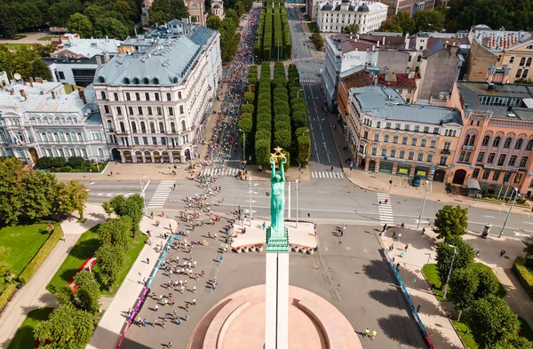 İHA 'dan Riga Maratonu' na hava görüntüsü. Özgürlük Heykeli Milda yakınlarında maraton koşusuna başlayan bir kalabalık.