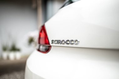 VW Scirocco beyaz coupe spor araba ışığı ev arkası boyalı