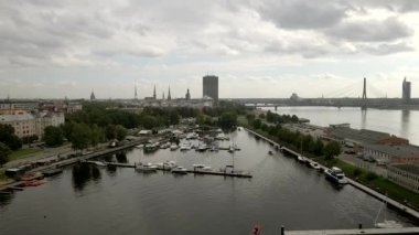 Riga limanı ve eski şehrin havadan görüntüsü alınıyor 