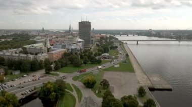 Riga limanı ve eski şehrin havadan görüntüsü alınıyor 