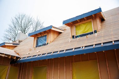 Müteahhitler, serin bir mevsim boyunca serin bir ışık altında çok yataklı, batonlu, mühürlü plastik pencereli, geniş kanatlı ve mavi ışıklı çok katlı bir çatı inşa ederler..